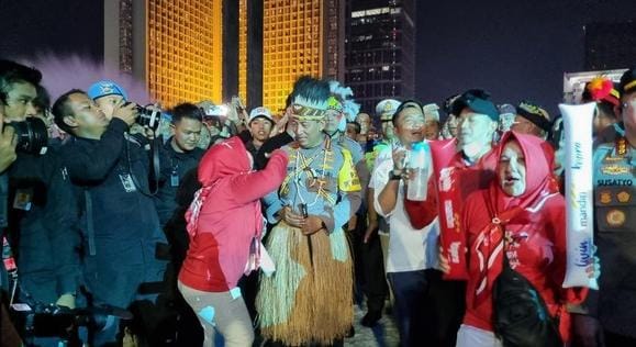 Kapolri Sapa Warga Pengunjung Karnaval HUT ke-80 RI di Bundaran HI