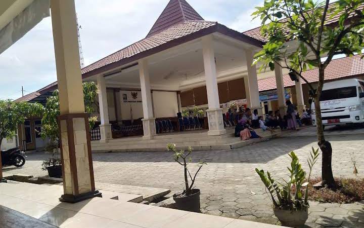Diduga Kukuh Sekcam Cilacap Selatan Juga Rangkap PLT Camat Sampang  Alergi Terhadap Wartawan.