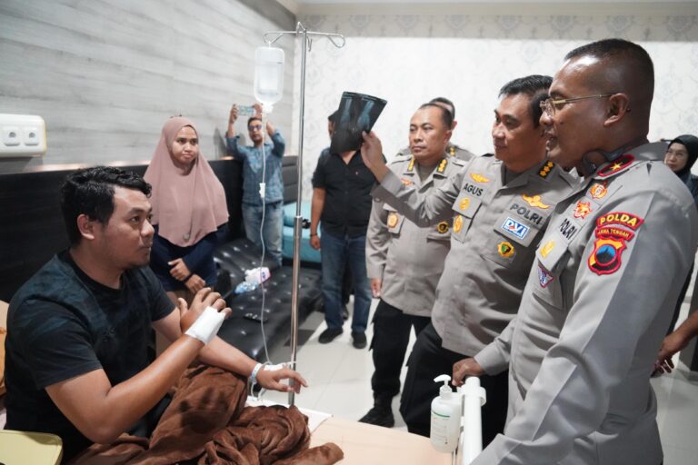 Waka Polda Jateng Beri Dukungan Moril Pada Lima Personel Yang Dirawat Usai Tangani Kerusuhan di Semarang.