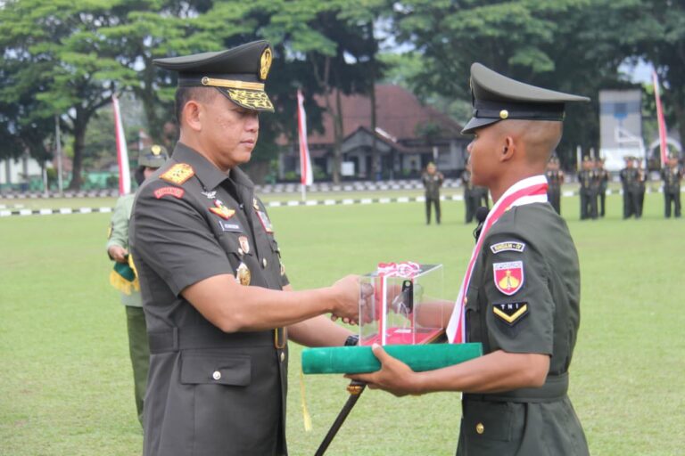 Pangdam IV/ Diponegoro  Menutup pendidikan pertama Bintara Infantri TNI AD TA 2025.