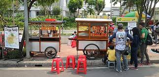 STRATEGI PENERTIBAN PEDAGANG KAKI LIMA YANG HUMANIS* Oleh : Dede Farhan Aulawi