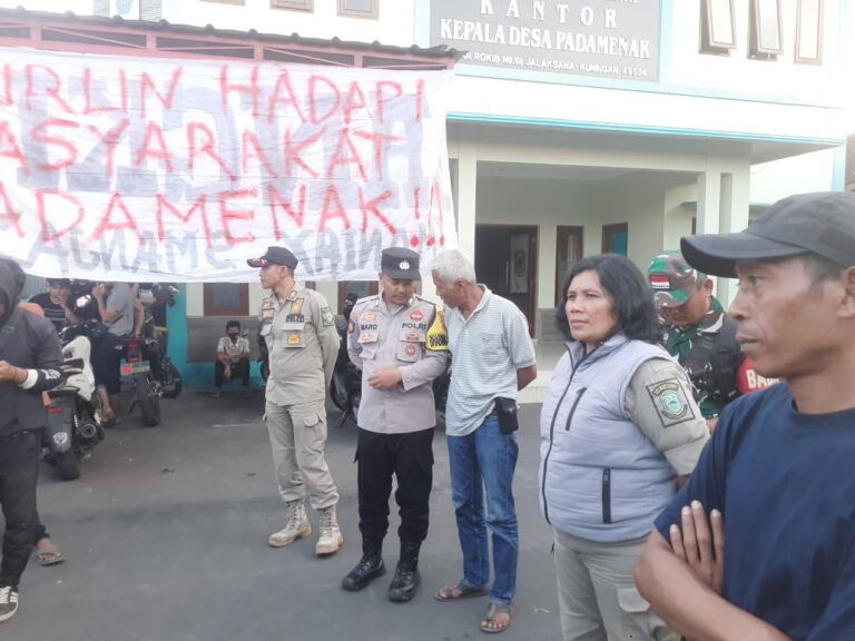 Ratusan Warga Padamenak Tuntut Kadesnya Mundur