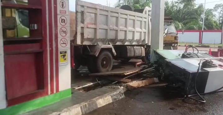 Viral! Truk Tabrak Mesin SPBU, Diduga Berebut Solar Subsidi di Teluk Bakung