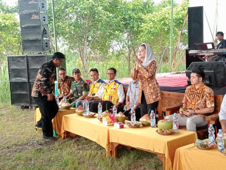 Jembatan Gantung “PANCIMAS MAJU JELITA” Resmi Beroperasi, Hj. Novita Wijayanti senyum bangga