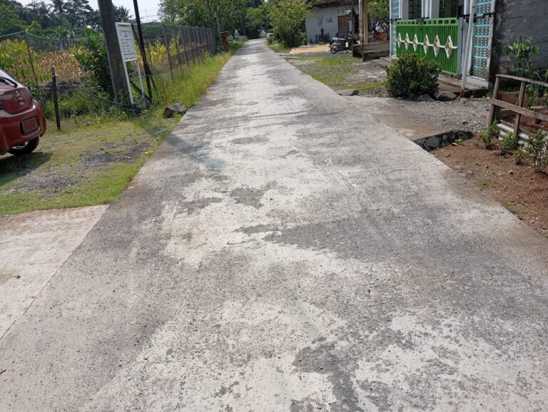 Kualitas Rabat Beton Jalan Lingkungan Desa Bringkeng Diragukan, Warga Tuntut Audit.