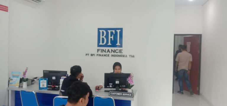 Warga Menggerudug BFI finance Menuntut Mengembalikan Mobil Yang Di Tarik Paksa Di Jalan