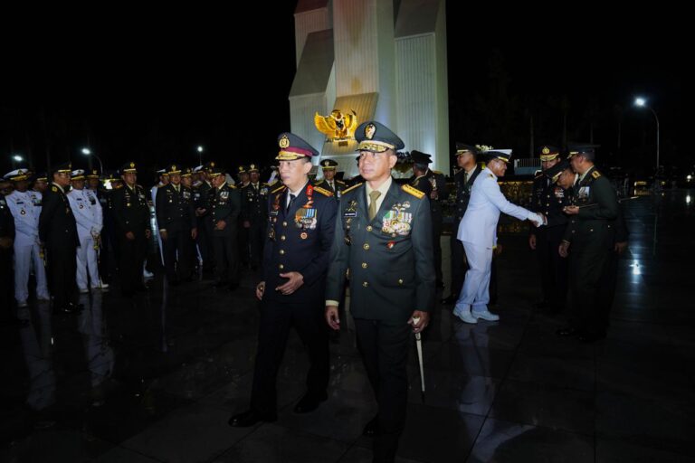 Panglima TNI Hadiri Upacara Ziarah Nasional Peringatan Hari Pahlawan 2025 di TMPNU Kalibata
