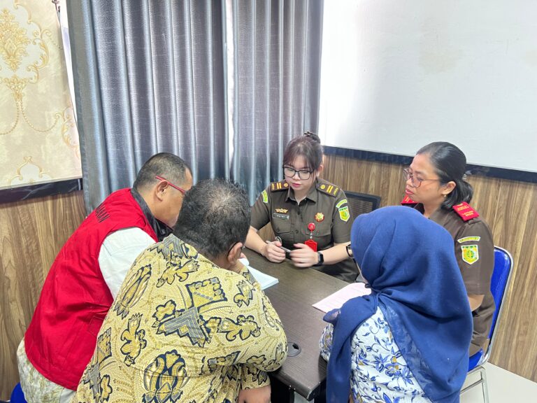 Penyerahan Tersangka dan Barang Bukti Tahap II) Perkara Digitalisasi Pendidikan Kemendikbudristek terhadap 4 Orang Tersangka