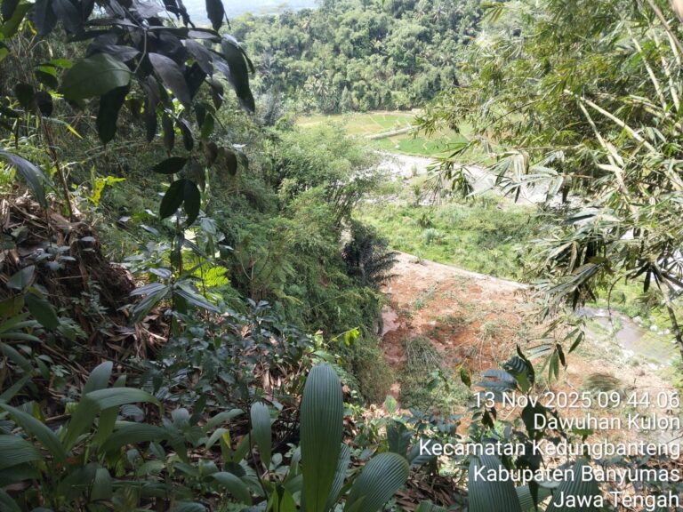 Polsek Kedungbanteng Polresta Banyumas Gerak Cepat Tangani Longsor Di Lereng Sungai Logawa