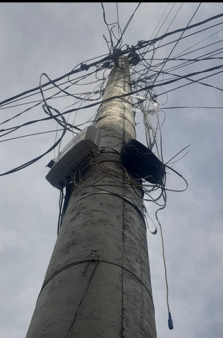 Kabel Jaringan Wifi Milik PT Mitra Jaringan Nasional Yang Ada Di Tihang Milik PLN Di Duga Ilegal