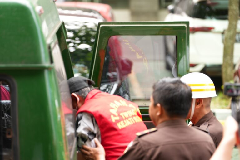 Penahanan Tersangka DS Dugaan Tipikor Pemberian KUR Mikro Dan Pengelolaan Aset Kas Besar(KHASANAH) Pada Salah Satu BANK Plat Merah Kantor Cabang Pembantu Semendo Kabupaten Muara Enim.