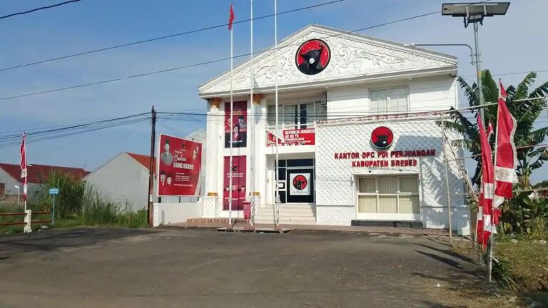Puluhan Kader PDIP Brebes Mundur dan Kembalikan KTA di Momen HUT Partai