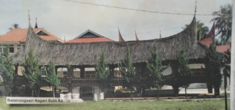 Balairung sari, bukan rumah adat tetapi tempat bermusyawarah tokoh adat.PFi