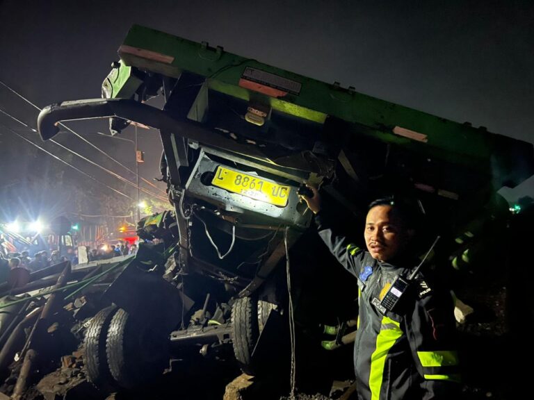 KA Gajayana Tabrak Truk Tronton di Perlintasan Kutowinangun, Satu Orang Tewas