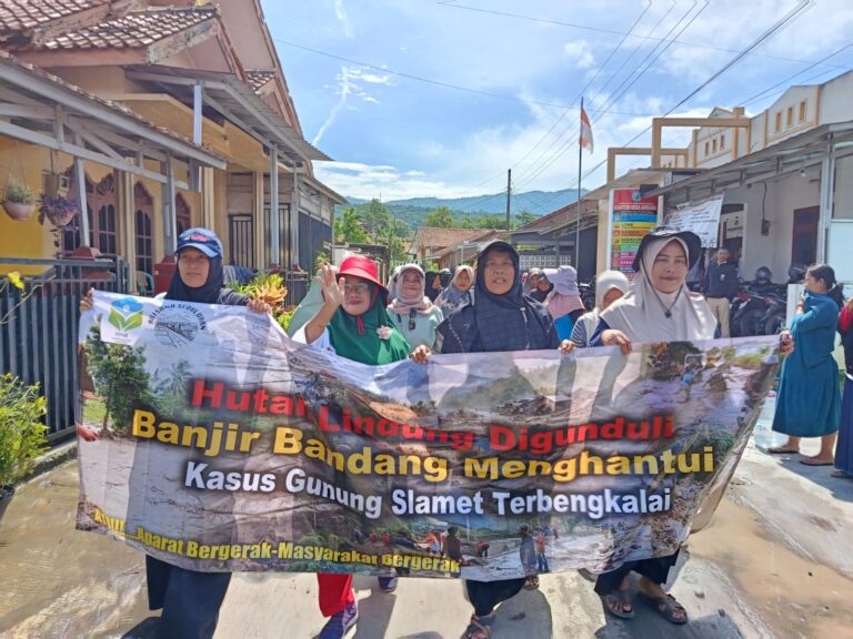 EMAK BERGERAK: Para Ibu di Brebes Adukan Kepedihan Akibat Banjir, Dorong Penanganan Akar Masalah