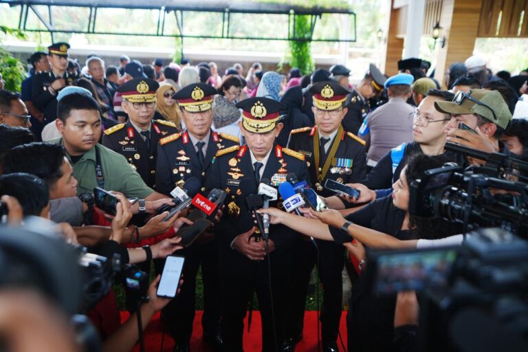 Hadiri Pemakaman, Kapolri: Pesan Eyang Meri Jadi Inspirasi dan Semangat Keluarga Besar Polri