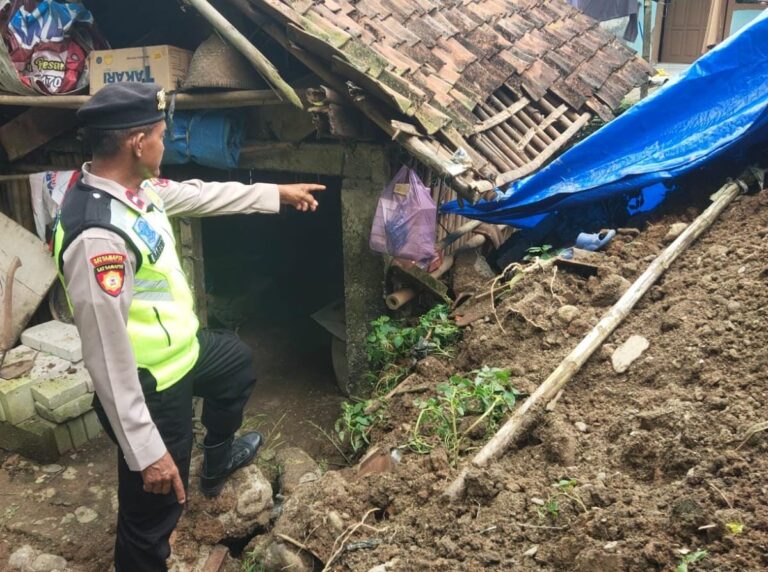 Rumah Warga Sadang Kebumen Rusak Tertimpa Longsor