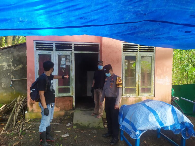 Anak Perempuannya Hanya Diam di Dalam Rumah Melihat Ayahnya Meninggal