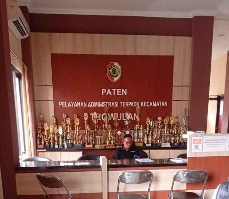 Staf Kecamatan Trowulan Arogan: Ucap Kata Kasar Hingga Tantang Duel Jurnalis di Hadapan Camat