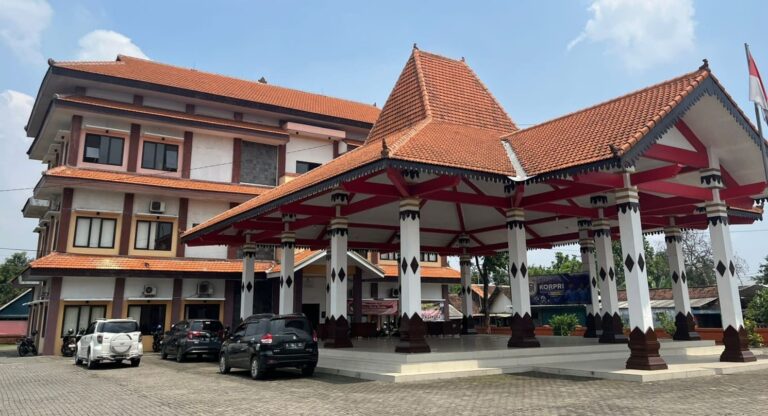 Kontras !!, Pelayanan Prima, Ramah Staf Kecamatan Trowulan Malah Arogan terhadap Wartawan